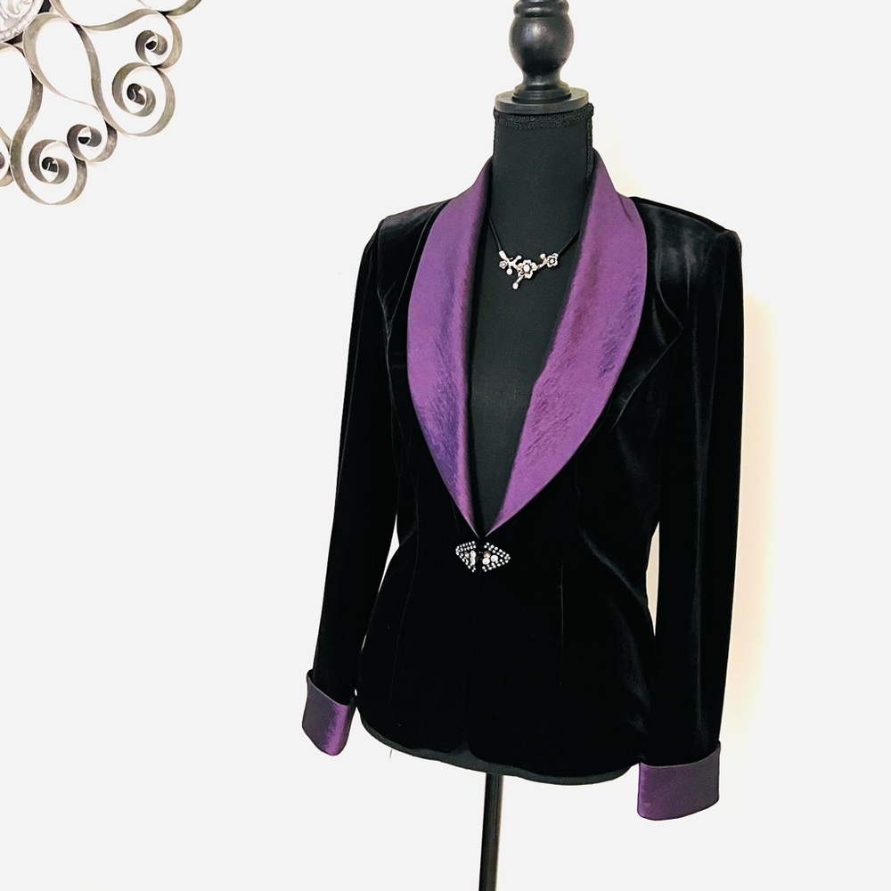 This is an extraordinarily beautiful high class, purple velvet dinner jacket